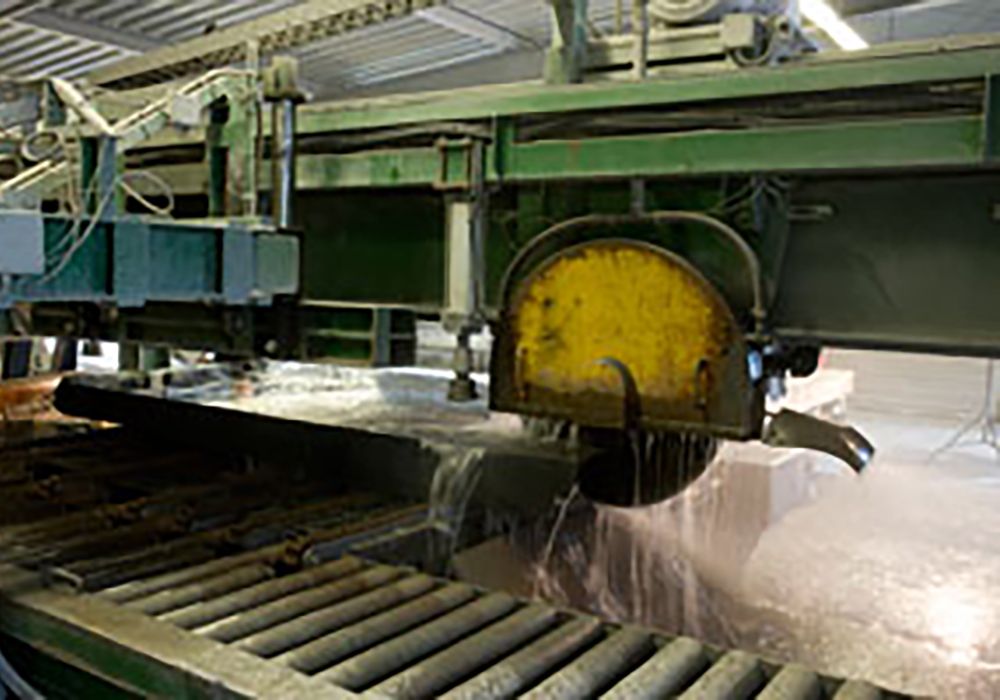 2003 Entwicklung der ersten robotergeführten NC-Bearbeitungsstation für Dach und Wandschiefer bei Magog
