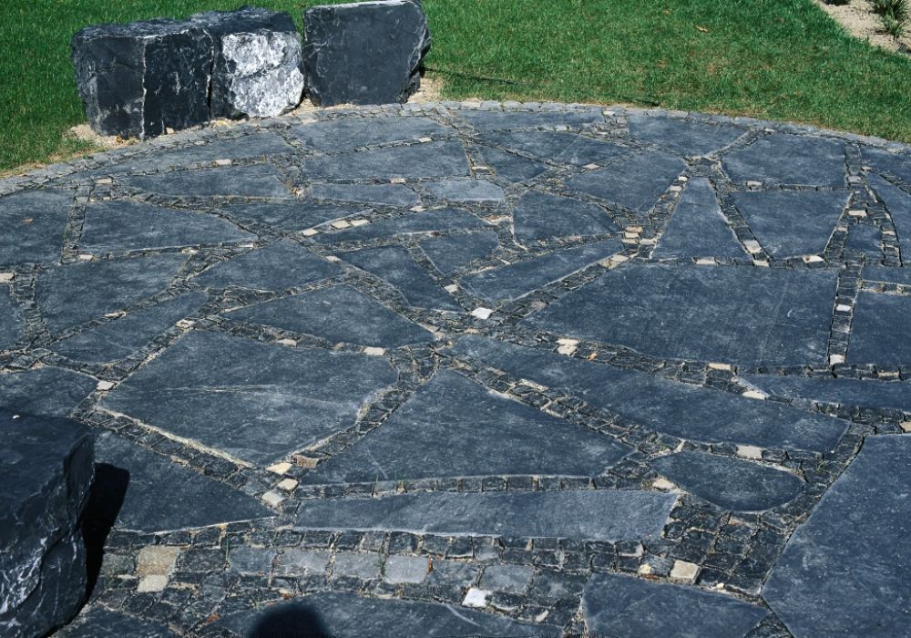 Schieferplatten im Garten