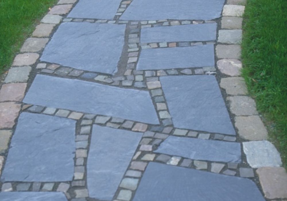 Schieferplatten im Garten - Gehweg