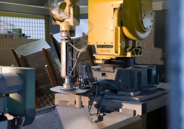 Der Roboter schneidet aus dem gespaltenen Schiefer fertige Decksteine