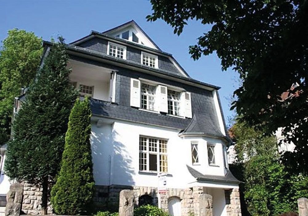 bogenschnittdeckung schiefer fassade