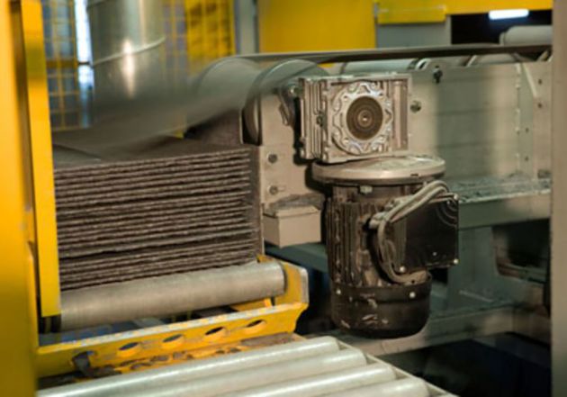 Am Recheckautomaten werden die entsprechenden Platten geformt und zusammengetragen