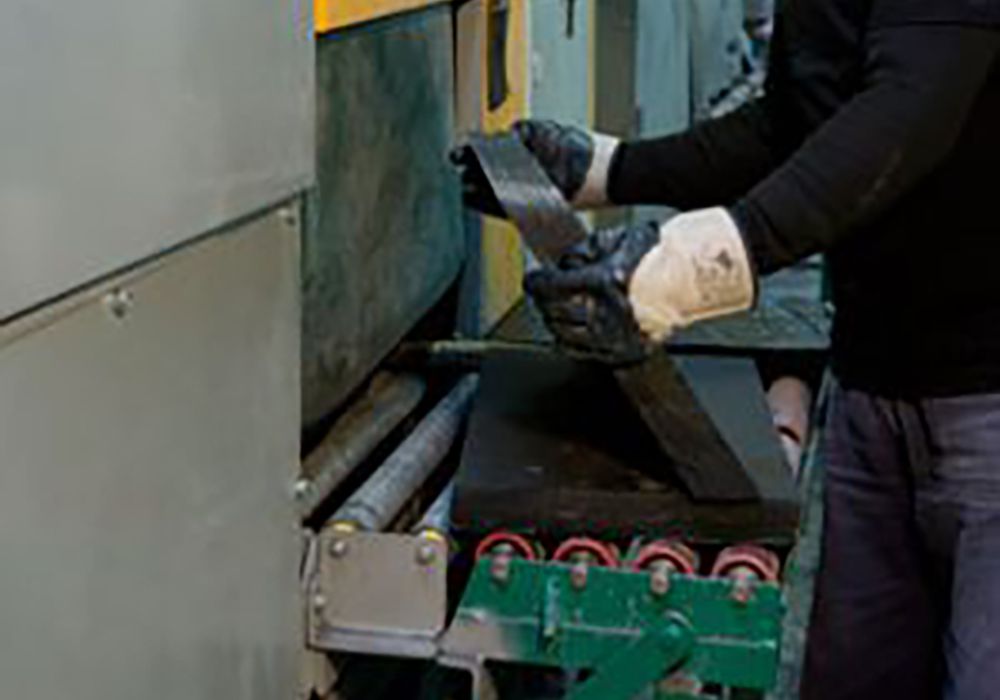 2012 Entwicklung des ersten Spaltautomaten für Rohschiefer, für altdeutsche Decksteine und Rechtecke bei Magog