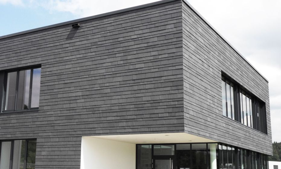 dynamische deckung schieferfassade