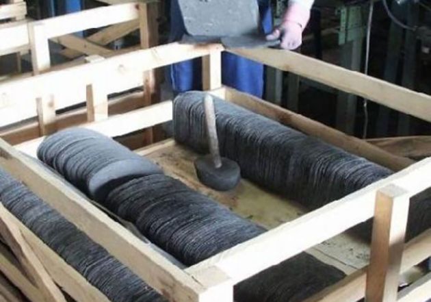 Einlagerung der zugeschnittenen Schieferplatten in Paletten