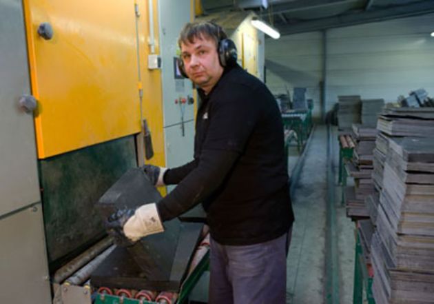 schiefer rechteckproduktionEin Mitarbeiter entnimmt und kontrolliert die ca. 5 mm starken Schiefer aus dem Spaltautomaten